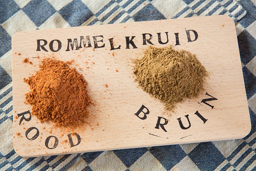 Een plank met twee soorten rommelkruid: rood en bruin